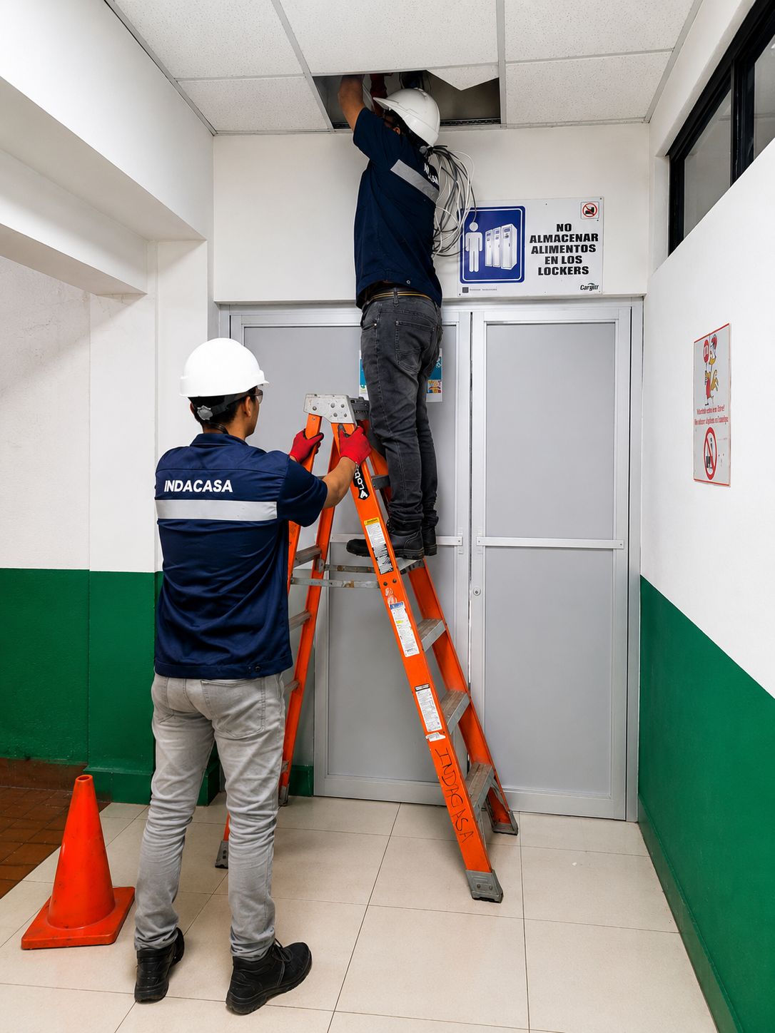 Trabajo en cubierta con línea de vida